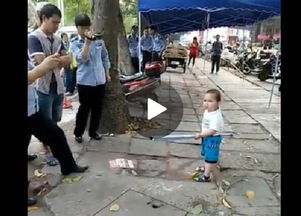 幼童持鋼管護(hù)奶奶 一場(chǎng)令人心酸的街頭對(duì)峙